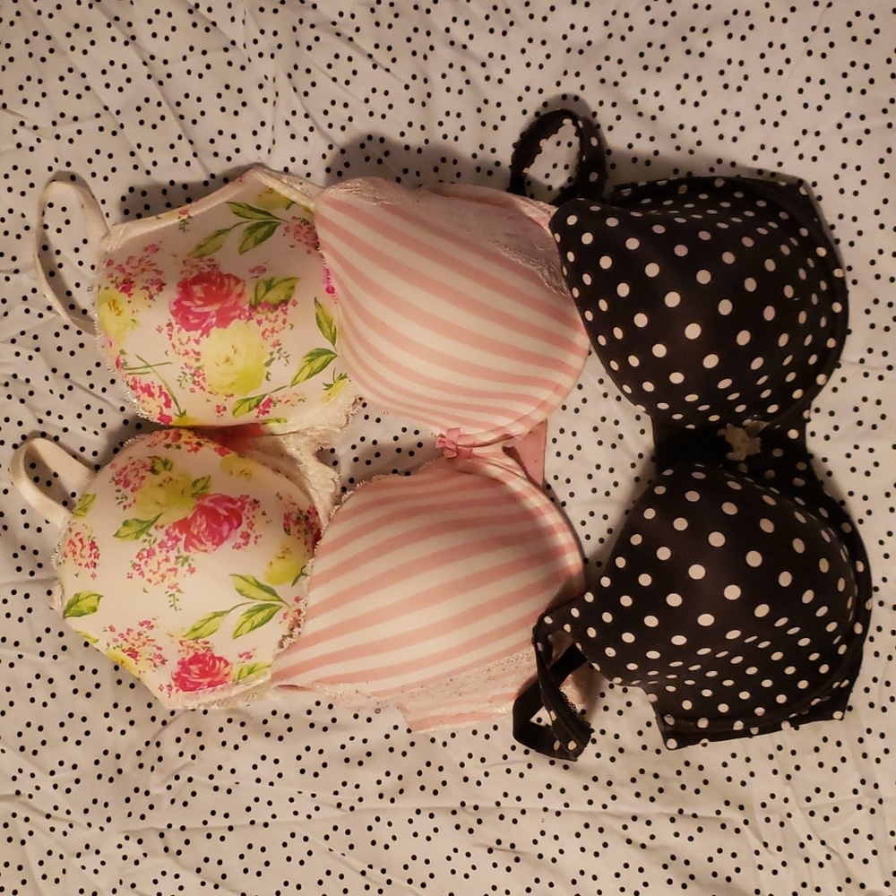 3 Victoria secret bras. 36DDD.